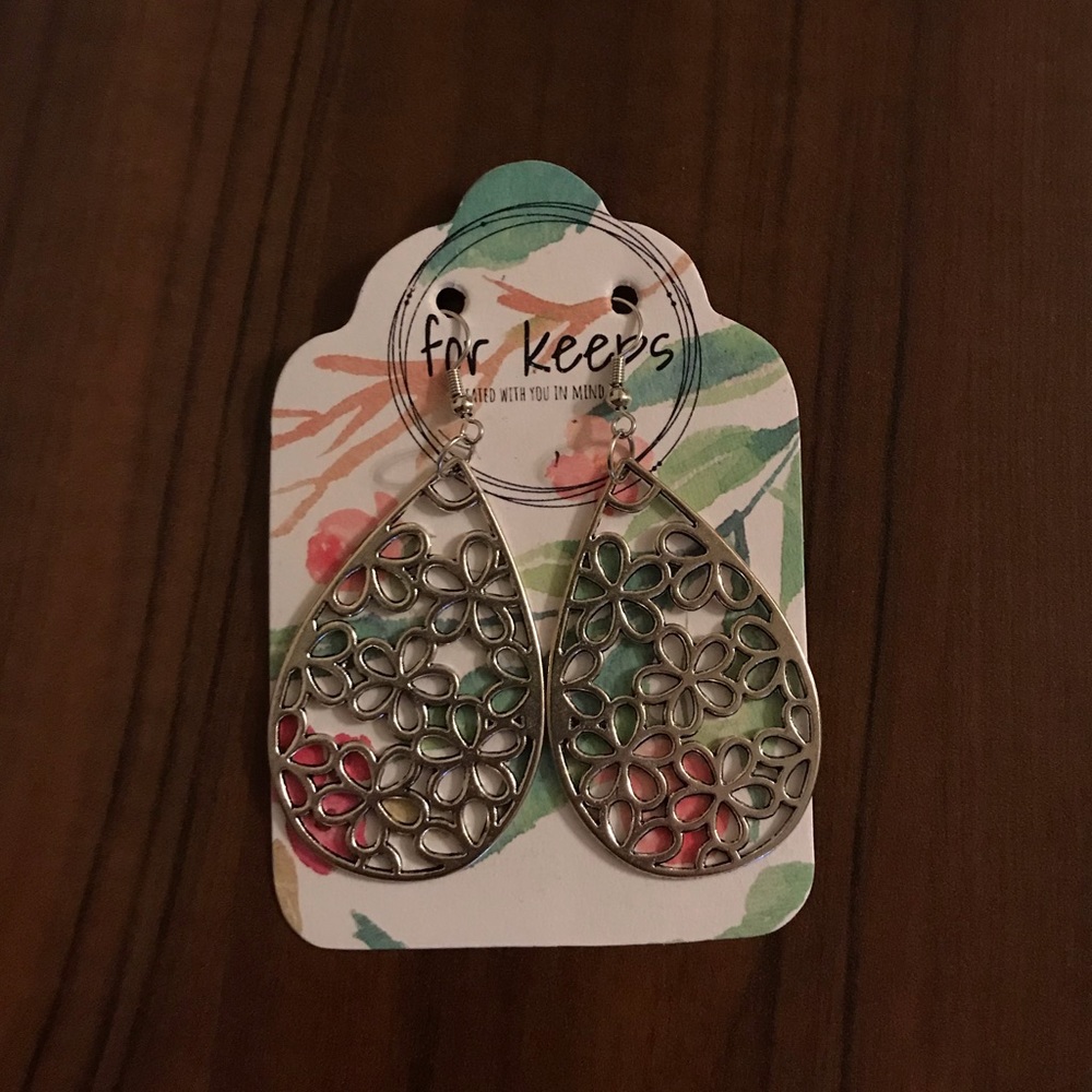 🛑For keeps Silvertone flower teardrop earrings